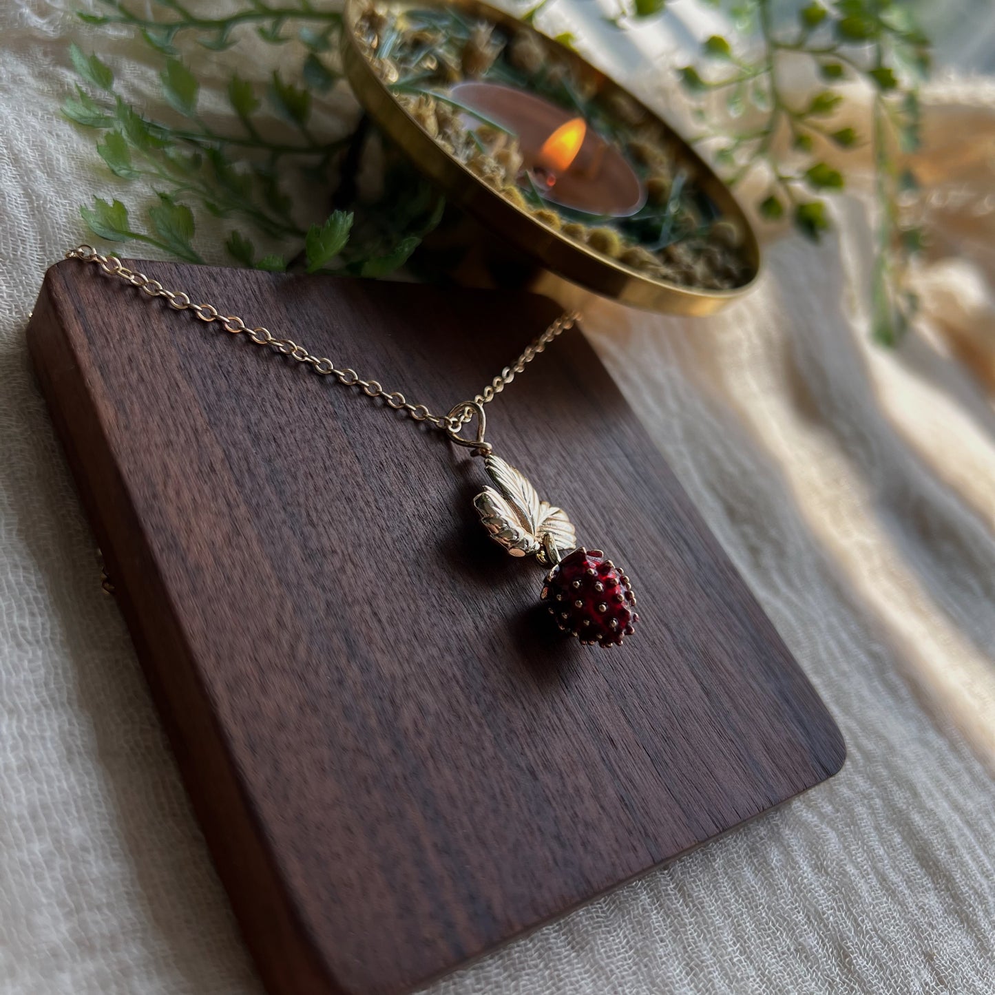 JAGODA - Kette mit Erdbeeranhänger