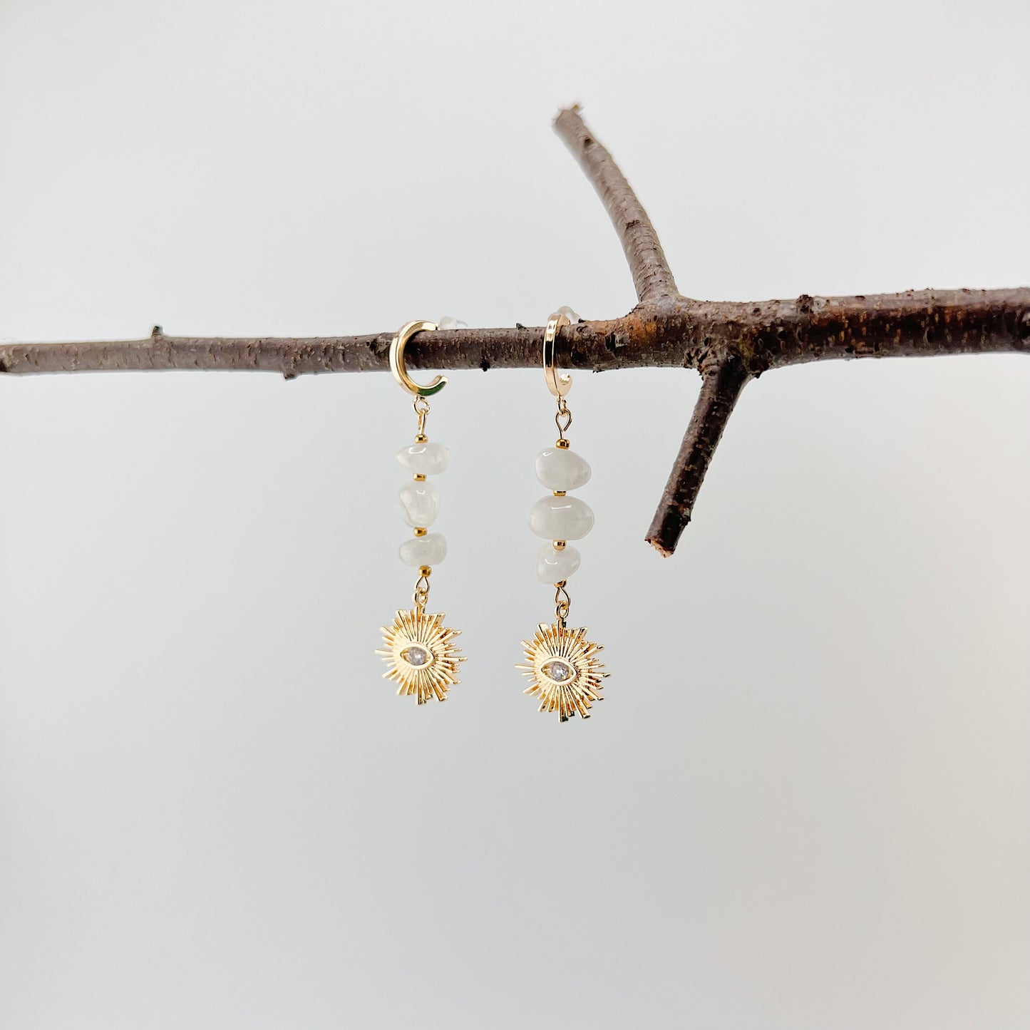 YEVA - Stecker mit Sonnen- und Augenanhänger