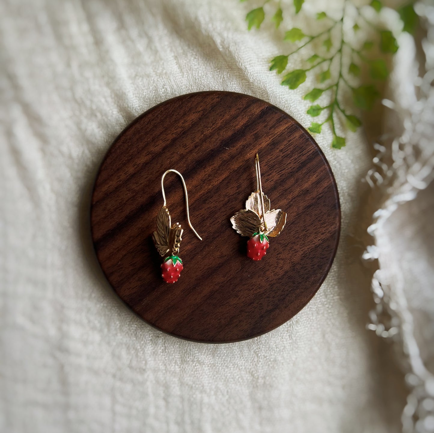 JAGÓDKA - Hängeohrringe mit Walderdbeer-Anhänger