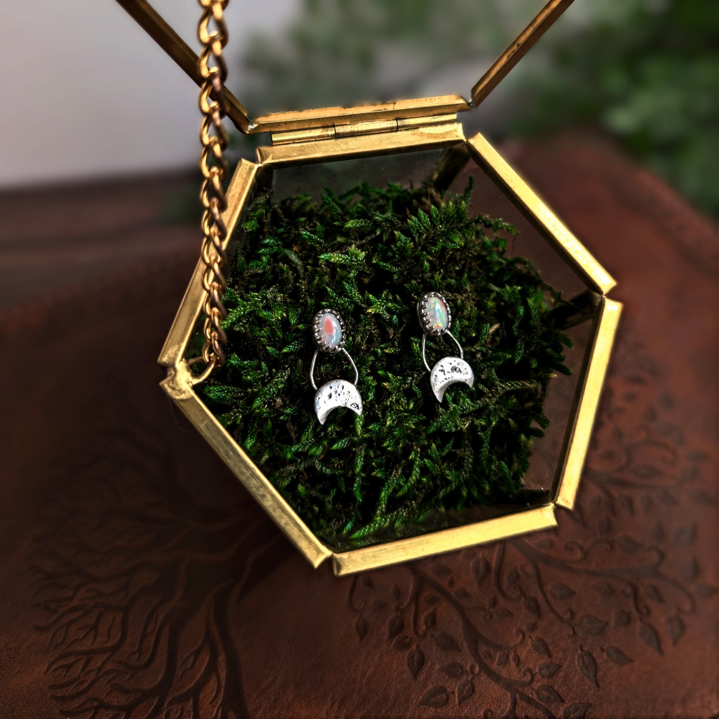 FAELIGHT - Ohrringe | 925 Silber & 999 Silber, Stecker mit Opal und Mondsichel