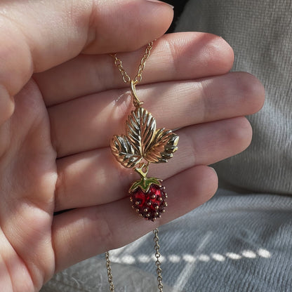 JAGODA - Kette mit Erdbeeranhänger