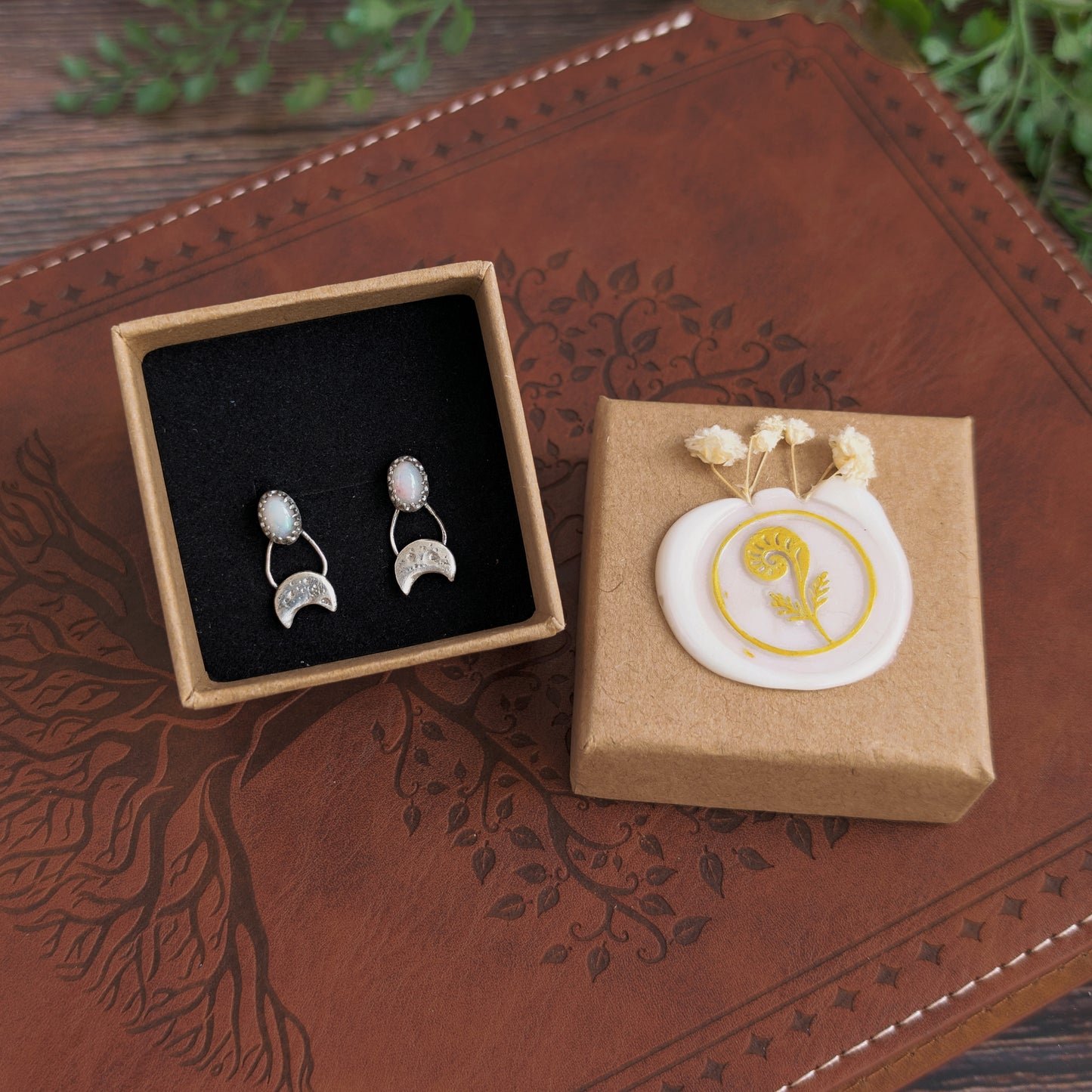 FAELIGHT - Ohrringe | 925 Silber & 999 Silber, Stecker mit Opal und Mondsichel