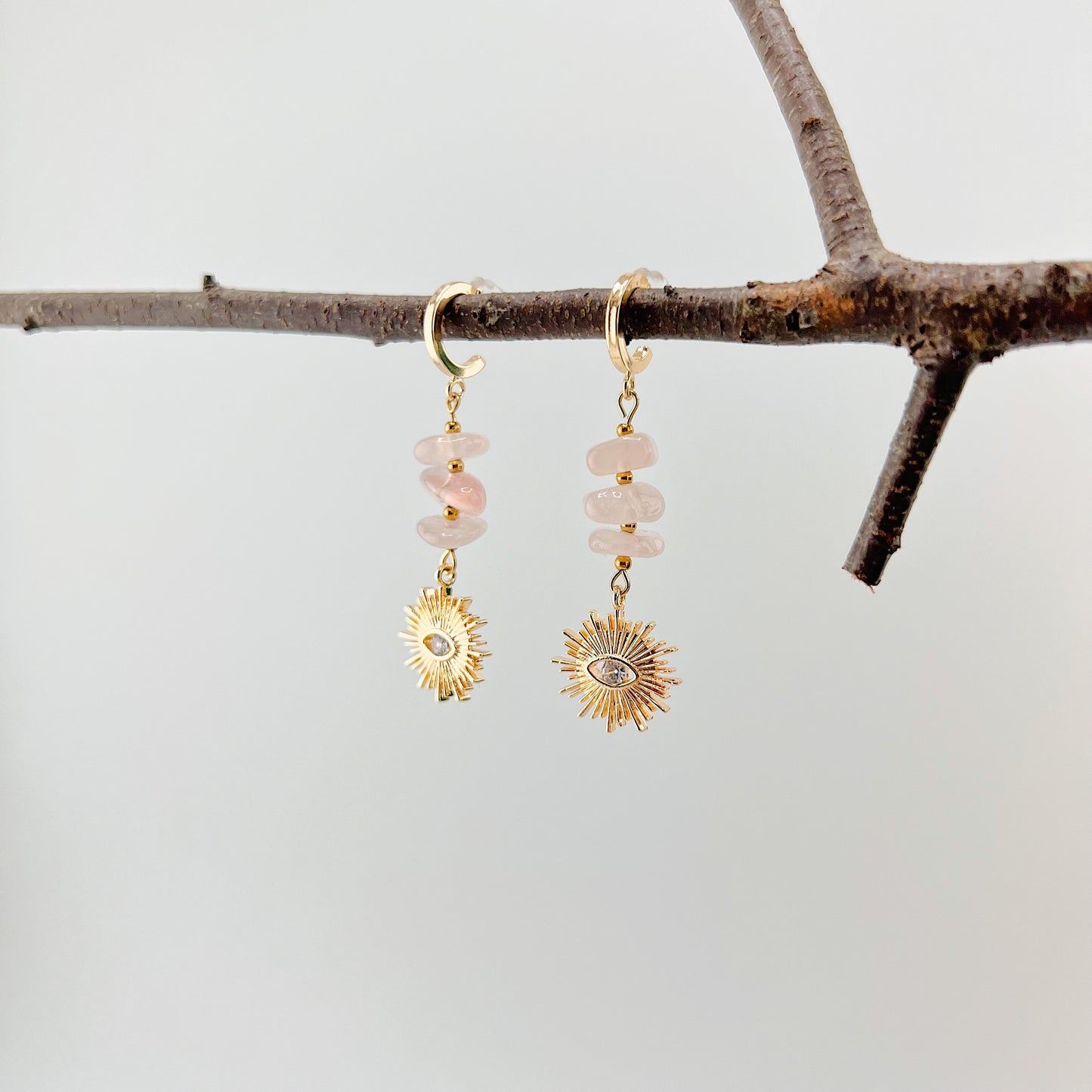 YEVA - Stecker mit Sonnen- und Augenanhänger