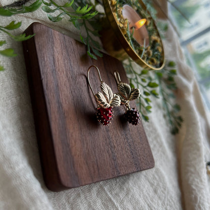 JAGÓDKA - Hängeohrringe mit Erdbeer-Anhänger