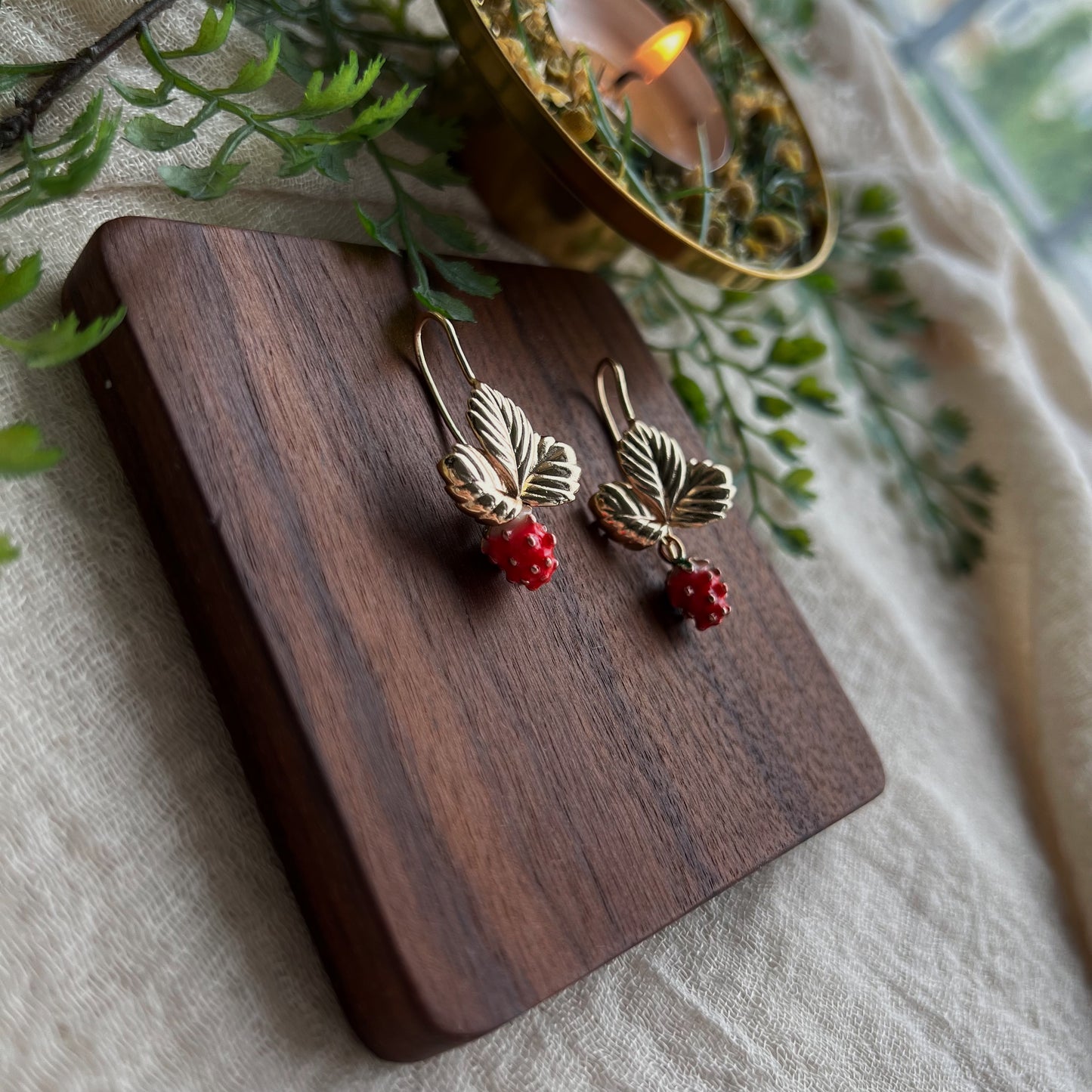 JAGÓDKA - Hängeohrringe mit Walderdbeer-Anhänger