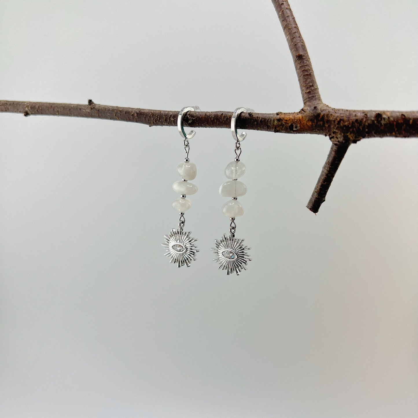 YEVA - Stecker mit Sonnen- und Augenanhänger