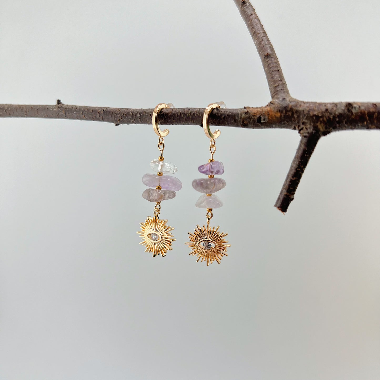 YEVA - Stecker mit Sonnen- und Augenanhänger