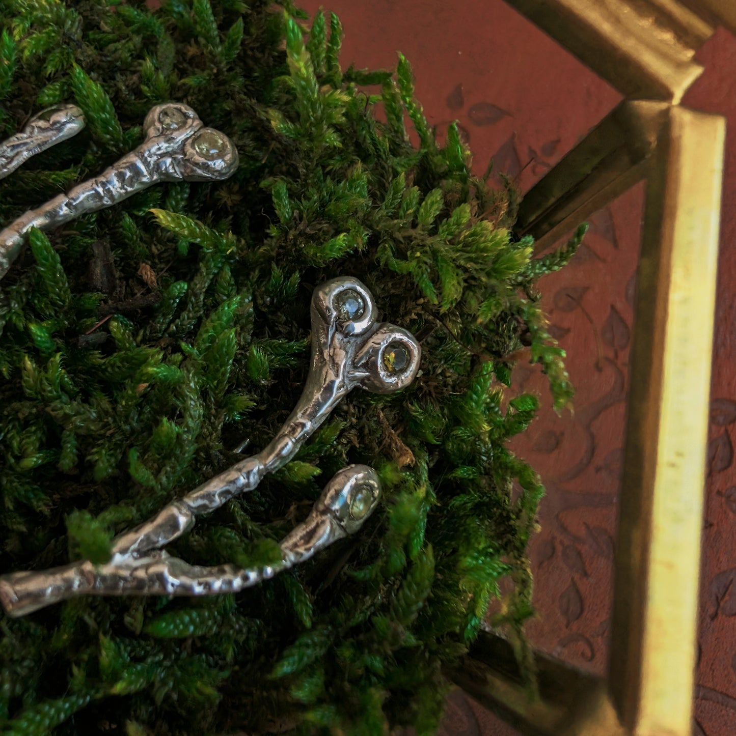 CLIMBING TWIG - Ohrring | 925 Silber und 999 Silber, Earclimber mit kletterndem Zweig und Zirkonen