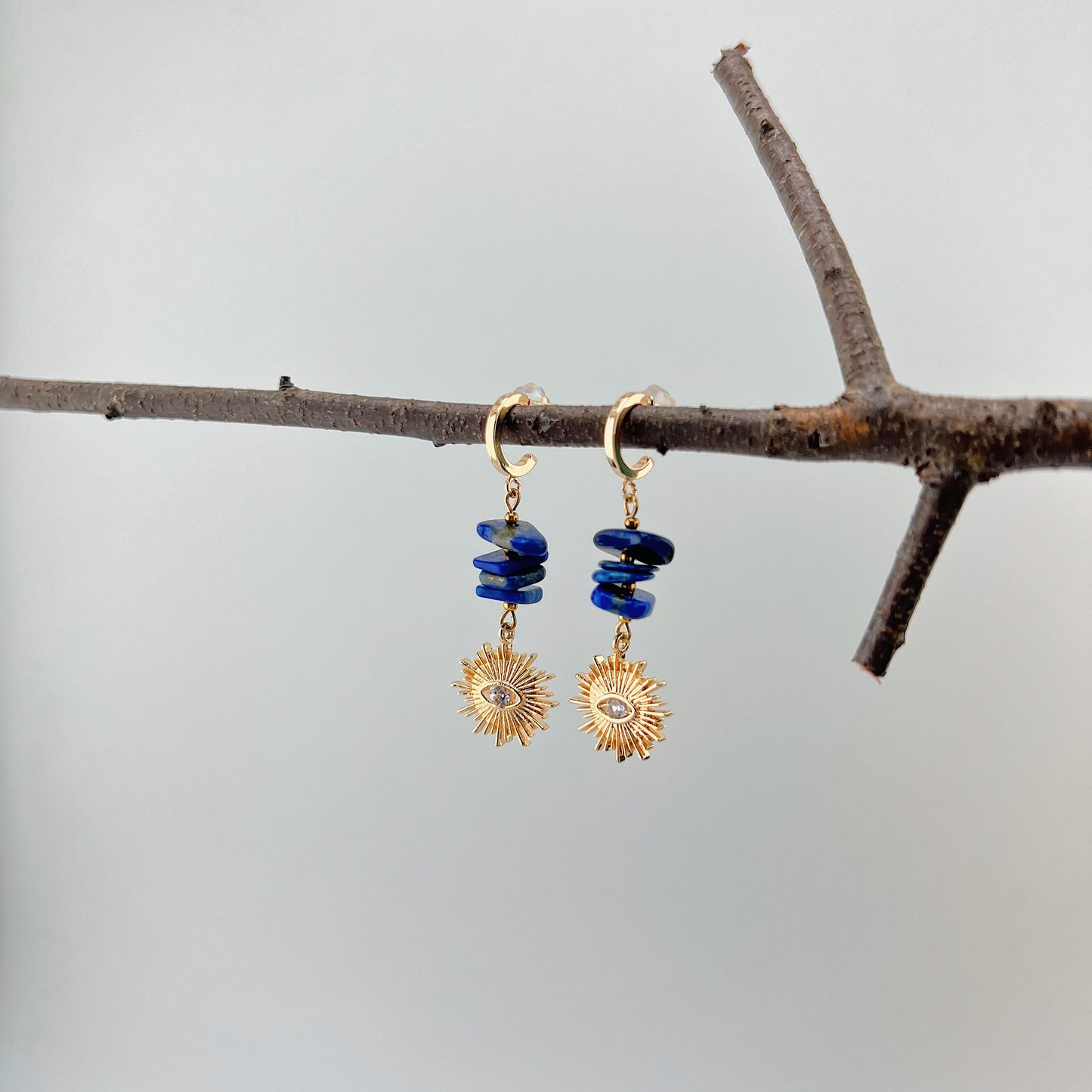 YEVA - Stecker mit Sonnen- und Augenanhänger