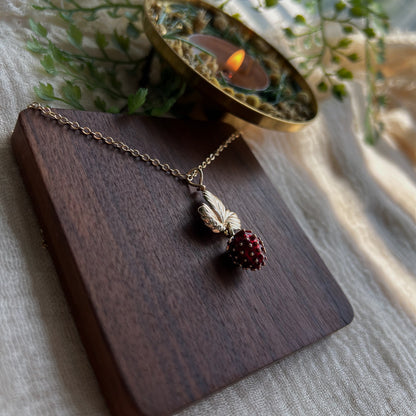 JAGODA - Kette mit Erdbeeranhänger