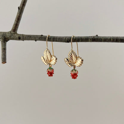 JAGÓDKA - Hängeohrringe mit Walderdbeer-Anhänger