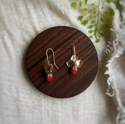 JAGÓDKA - Hängeohrringe mit Walderdbeer-Anhänger