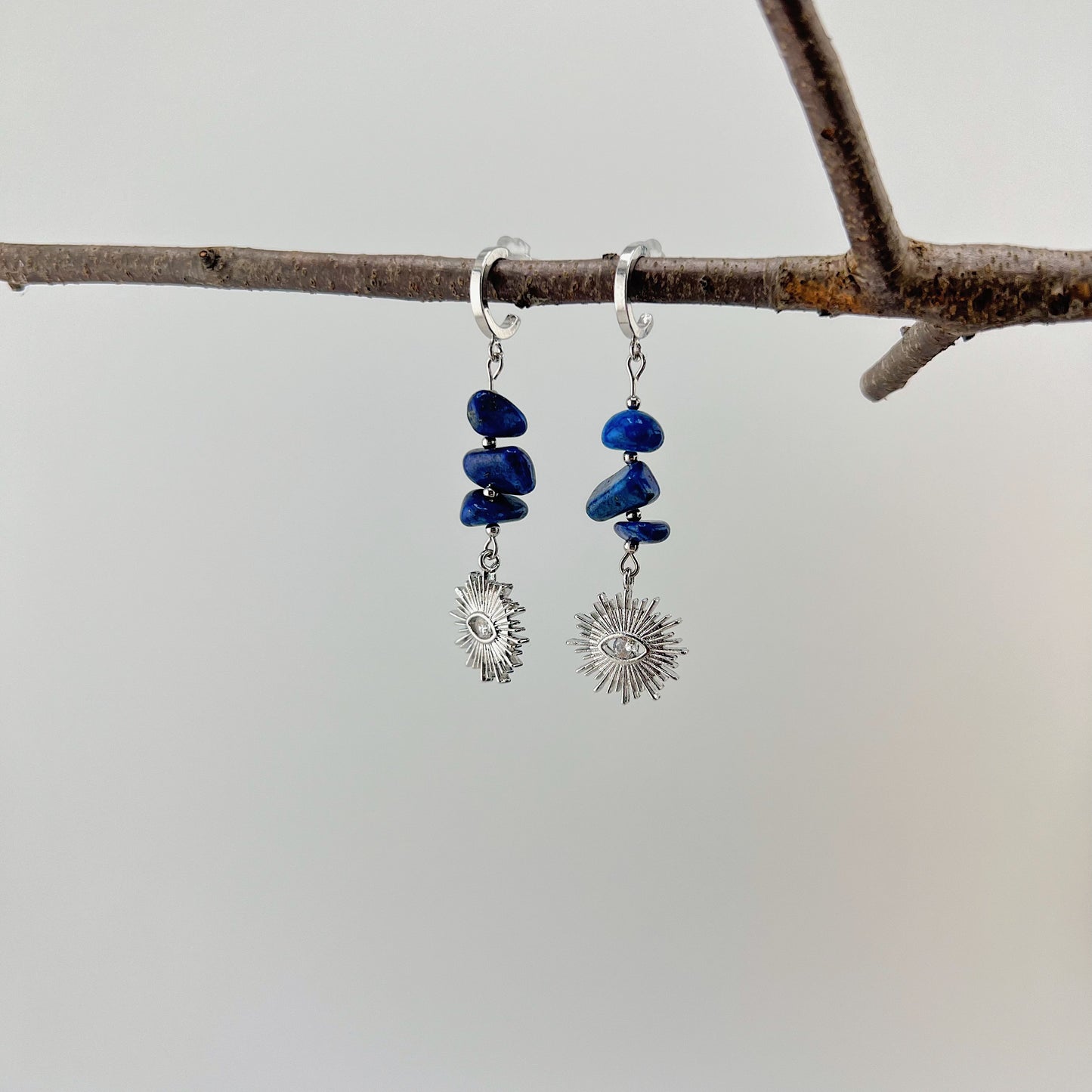 YEVA - Stecker mit Sonnen- und Augenanhänger