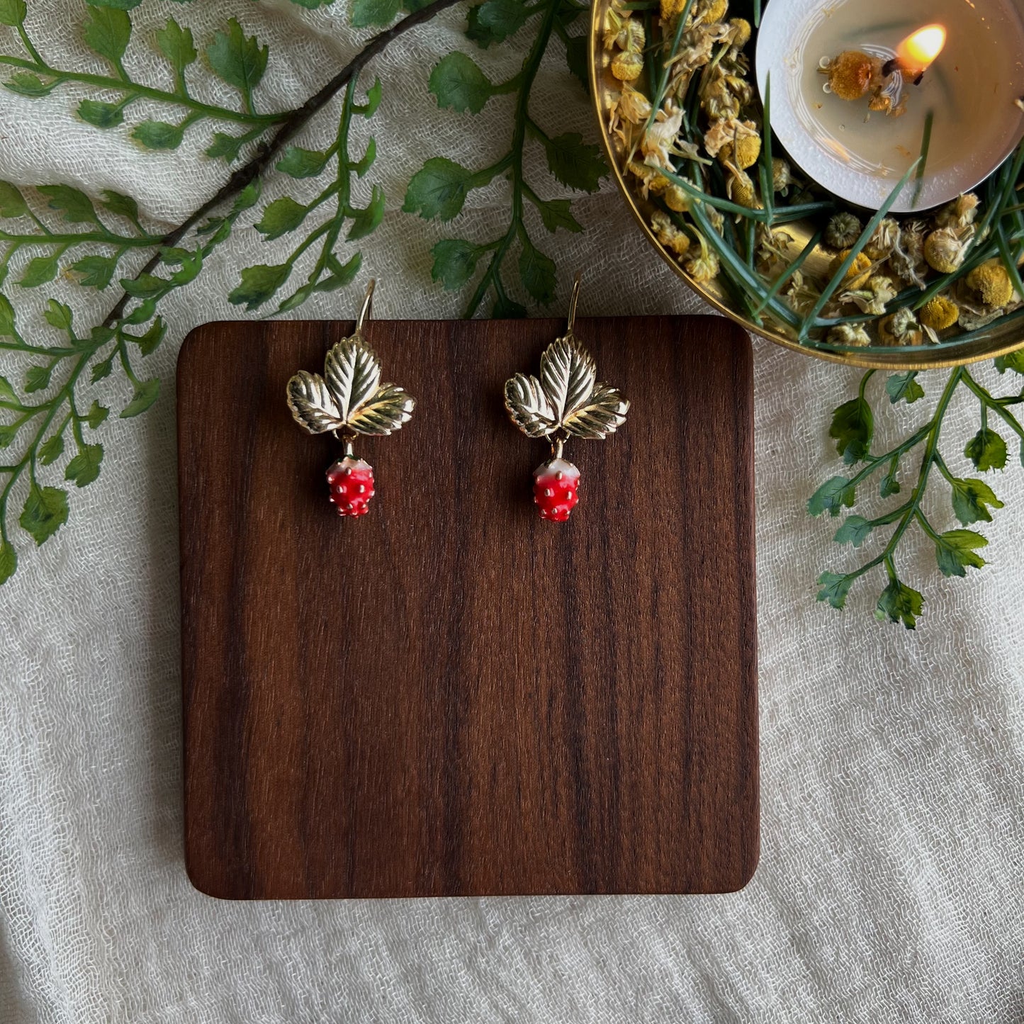 JAGÓDKA - Hängeohrringe mit Walderdbeer-Anhänger