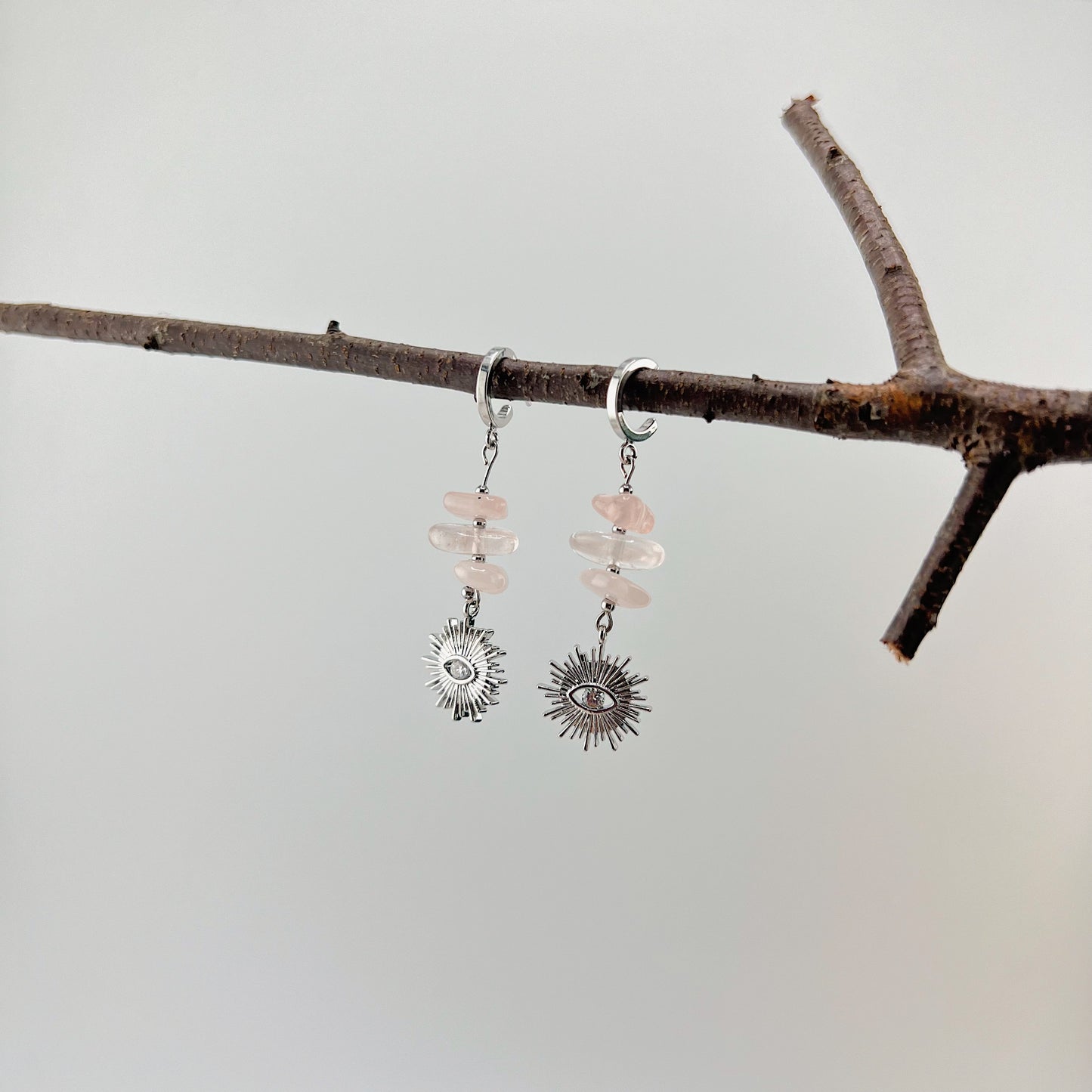 YEVA - Stecker mit Sonnen- und Augenanhänger