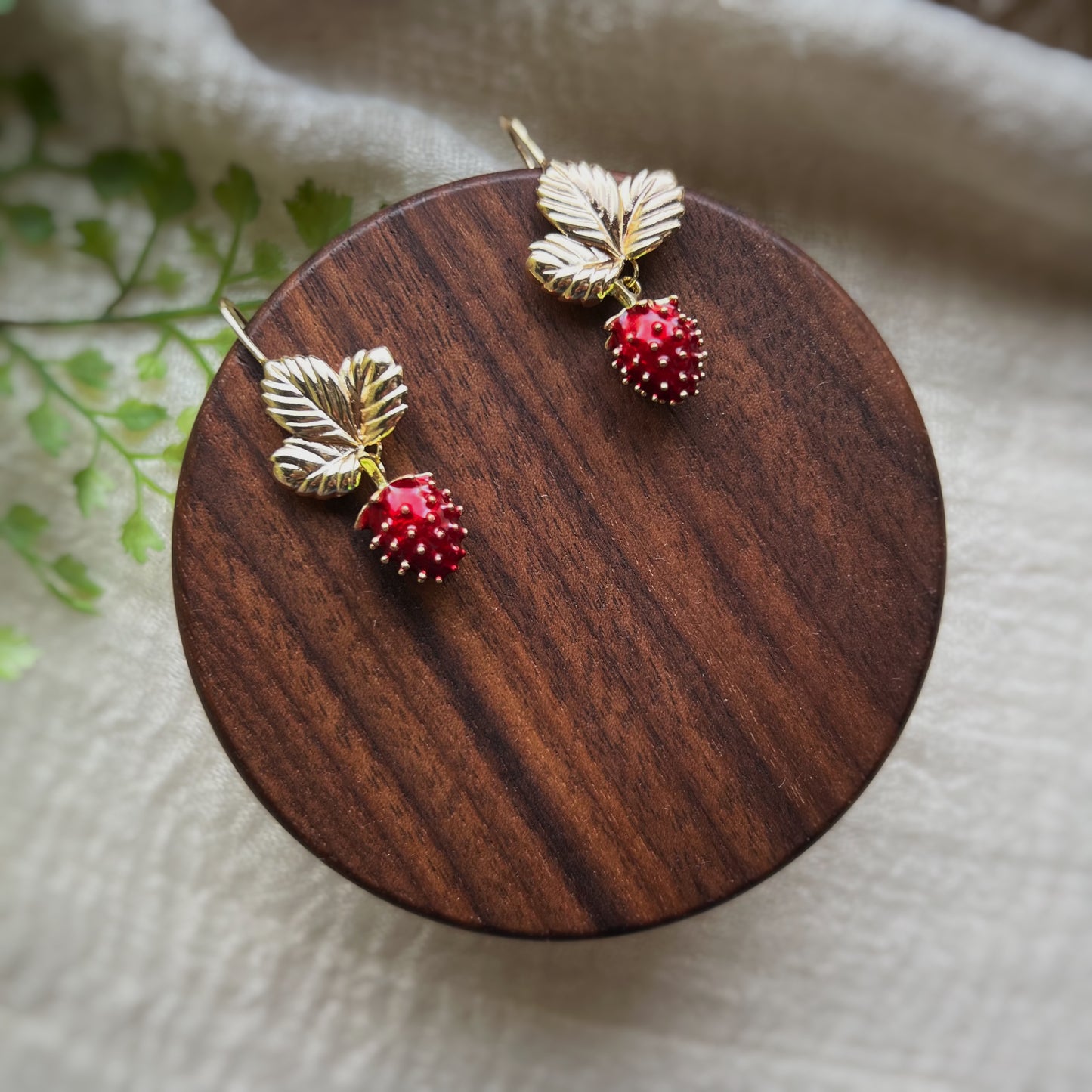 JAGÓDKA - Hängeohrringe mit Erdbeer-Anhänger