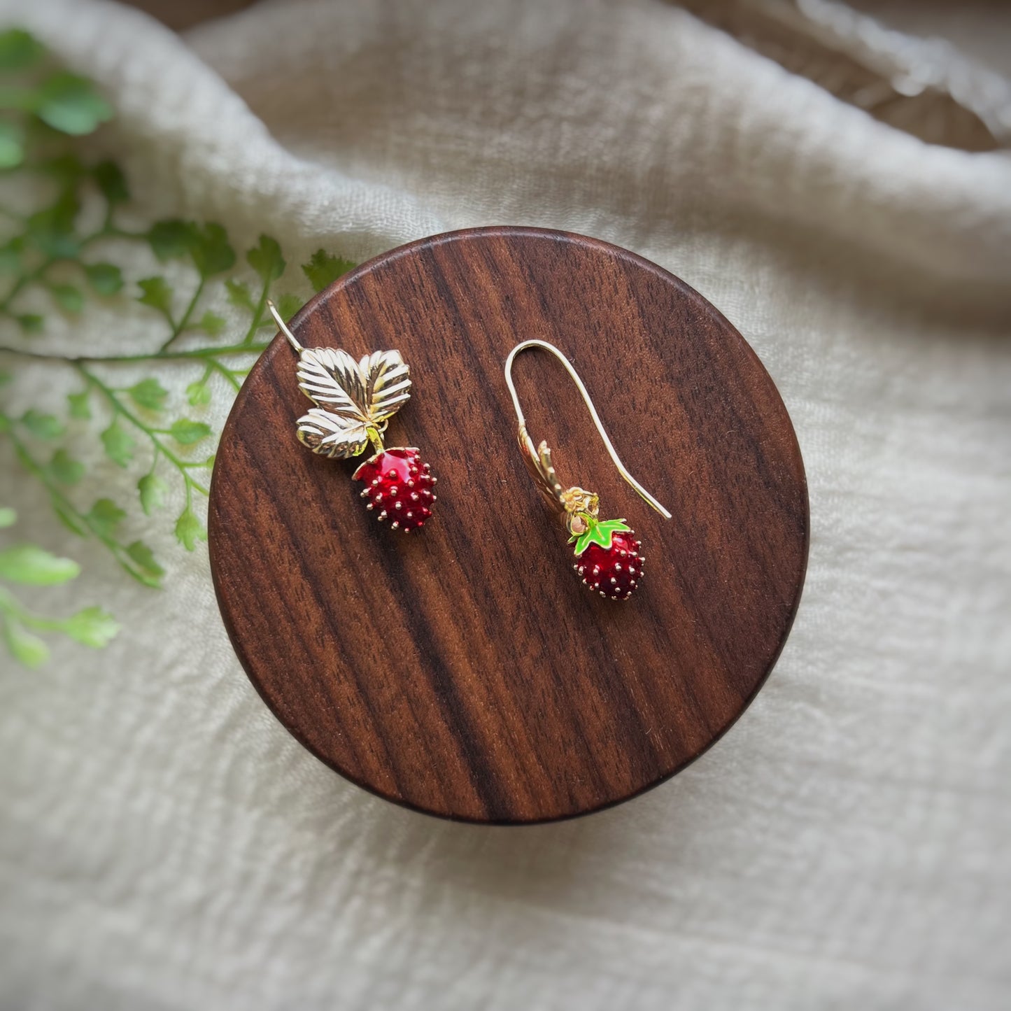 JAGÓDKA - Hängeohrringe mit Erdbeer-Anhänger