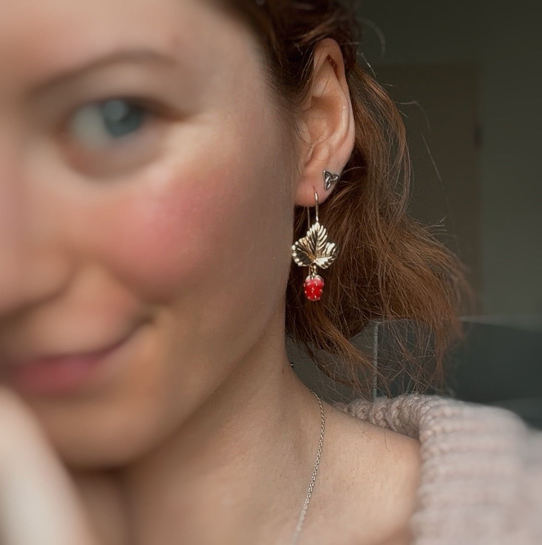 JAGÓDKA - Hängeohrringe mit Walderdbeer-Anhänger