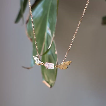 FEYRA ✦ Choker Kette mit Rosenquarz und Feenflügeln