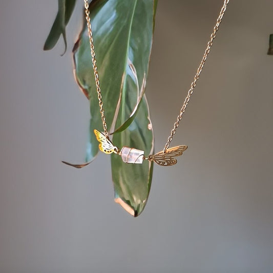 FEYRA ✦ Choker Kette mit Rosenquarz und Feenflügeln