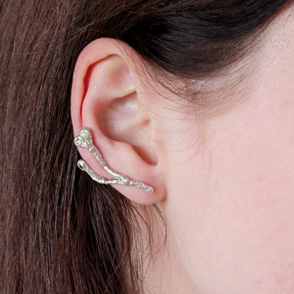 CLIMBING TWIG - Ohrring | 925 Silber und 999 Silber, Earclimber mit kletterndem Zweig und Zirkonen